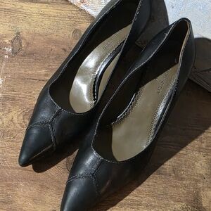 Anne Klein Black Pointed-Toe Leather Iflex Pumps
